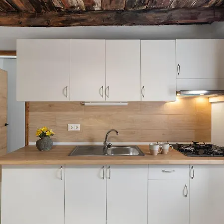 Charming Retreat In With Stunning Views *