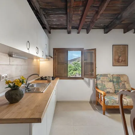 Charming Retreat In With Stunning Views *