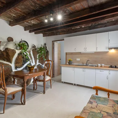 Charming Retreat In With Stunning Views *