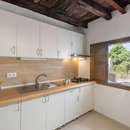 Charming Retreat In With Stunning Views